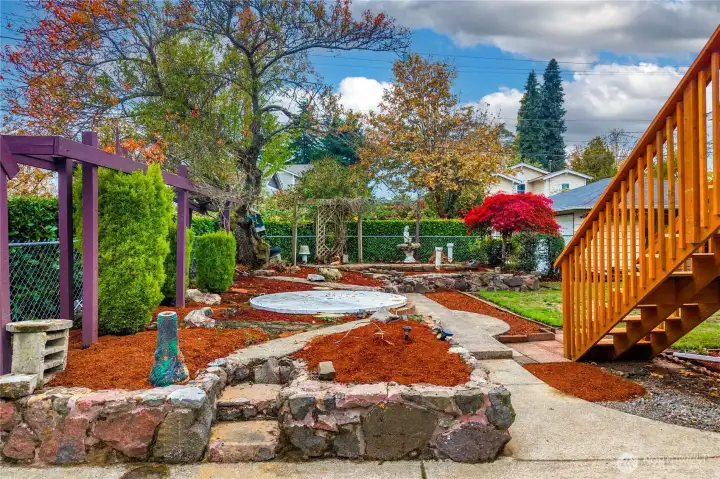 Stairs off upper deck, 2 water features - pictured is a covered water fountain