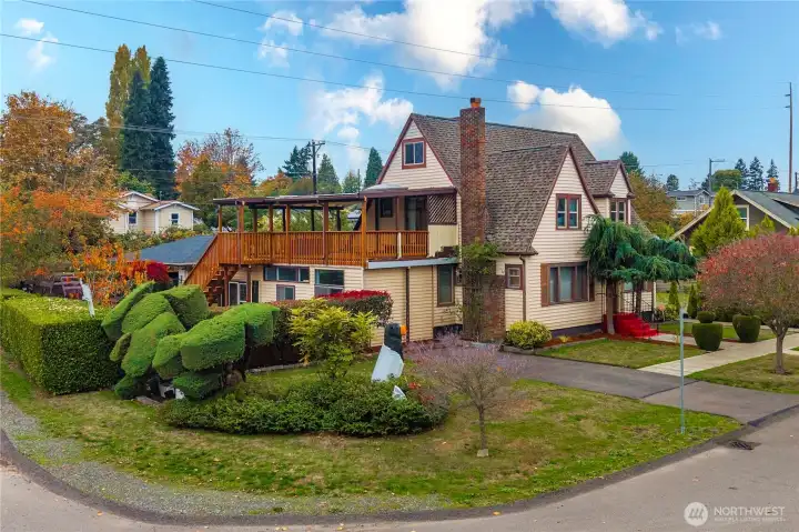 Corner lot on dead end street. How much more privacy could you ask for while keeping proximity to all you need?