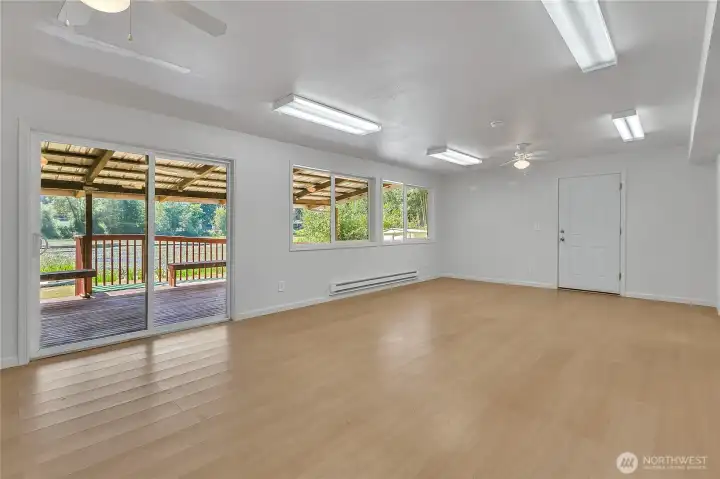 Large 2nd family room w/access to covered deck & lake.