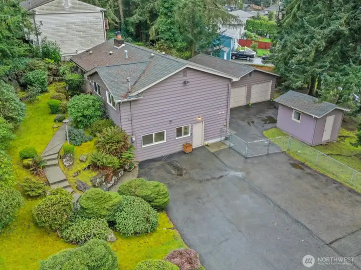Welcome to this well-maintained Edmonds walk up rambler with a basement.