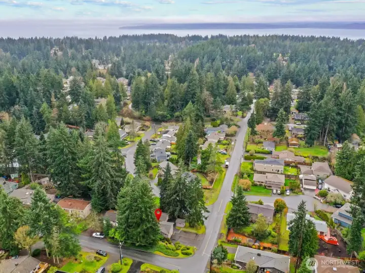 Just minutes to downtown Edmonds, the waterfront, ferry and great restaurants.