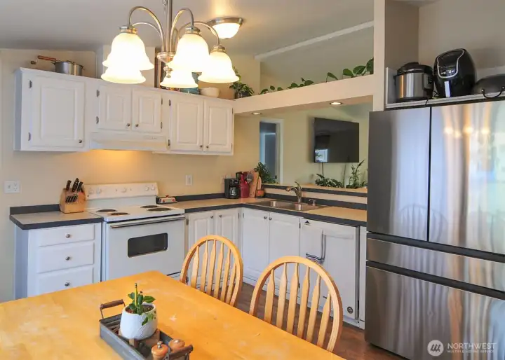 KITCHEN / DINING AREA