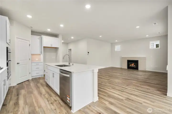 Large Kitchen w gas range!