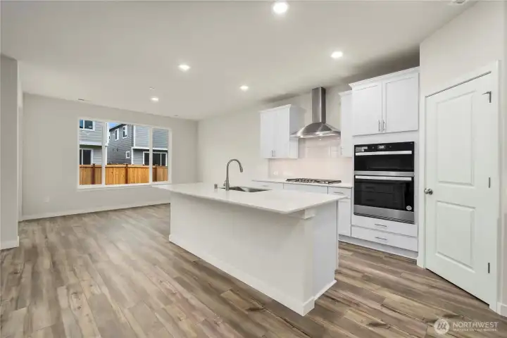 Photos of a previously completed home. Actual colors and finishes may vary. See site agent for details.