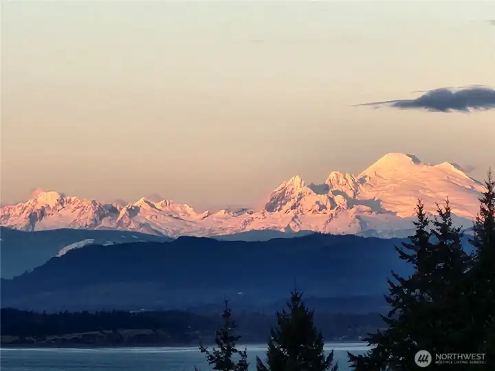 Wake each morning to captivating sunrises and enjoy sweeping panoramic views of Mt. Baker, the Cascade Mountains, and Port Susan