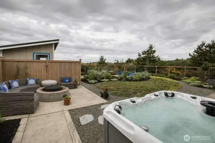 Enjoy the hot tub as you stargaze and listen to the ocean waves Enjoy the hot tub as you stargaze and listen to the ocean waves