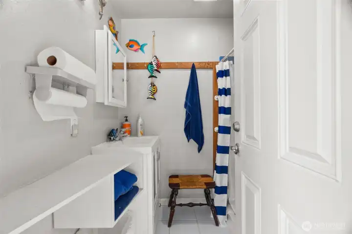 a 3/4 bath room