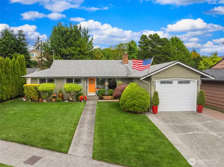 Updates throughout, this residence embodies refined NW living! AC, mature landscape and perfectly manicured. Exceptional privacy. Sport court. Gated 2nd garage off the easement behind home. Updates throughout, this residence embodies refined NW living! AC, mature landscape and perfectly manicured. Exceptional privacy. Sport court. Gated 2nd garage off the easement behind home.