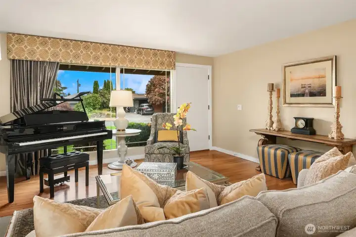 Remote controlled shades, 2 wood burning fireplaces, gleaming Swedish flooring. Remote controlled shades, 2 wood burning fireplaces, gleaming Swedish flooring.