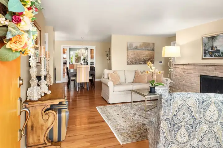 Gleaming hardwoods, spacious formal dining room with sliding French doors. Gleaming hardwoods, spacious formal dining room with sliding French doors.