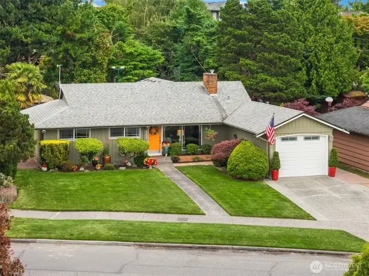 Surrounded by lush landscape, manicured gardens, tranquil fountain. Detached 2nd garage off the back easement. 30 year roof, new garage springs, ADT hardwired security with cameras, fresh exterior paint. Surrounded by lush landscape, manicured gardens, tranquil fountain. Detached 2nd garage off the back easement. 30 year roof, new garage springs, ADT hardwired security with cameras, fresh exterior paint.