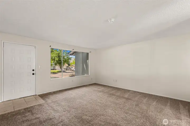 Entry to living. Ceilings and walls completely, freshly painted. Entry to living. Ceilings and walls completely, freshly painted.