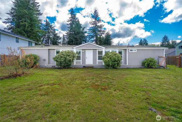 One level home with a .579 ac/25,200 sf park like lot...
