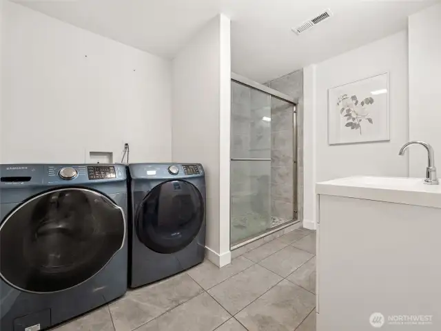 2bd bathroom with washer and dryer