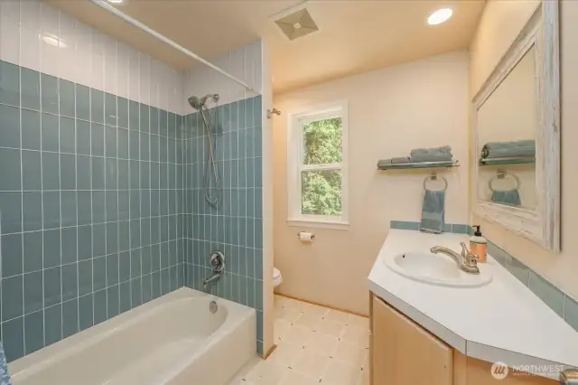 Upper-level full guest bathroom.