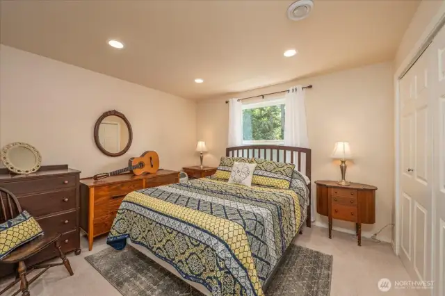 Upper-level 2nd guest bedroom.