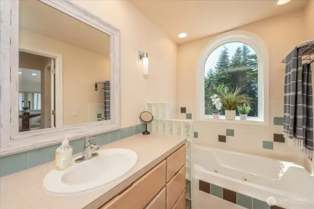 Primary ensuite with jetted tub.