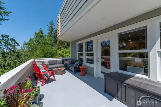 Main level entertainer's deck.