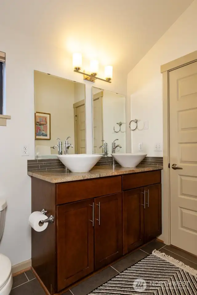 Full bath on bedroom level