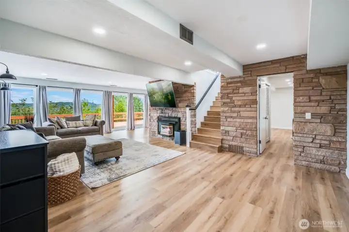 Bonus room leading to kitchen/laundry