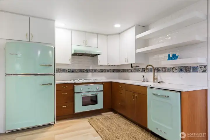 Custom Big Chill state of the art appliances nod to the era without compromising today's comforts.