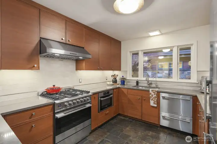 Brand New kitchen with all the best appliances