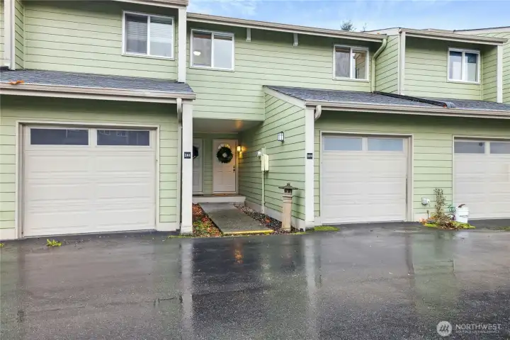 Welcome to Winslow Park Condominiums...a quiet community of townhomes in the heart of Winslow. Close to restaurants, shopping and the ferry! Plus a community outdoor pool, sauna and clubhouse!