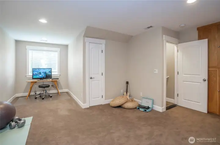 Bonus room upstairs with conveying security system