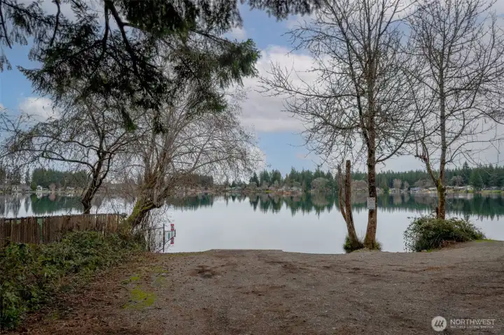 Public boat ramp and lake access nearby