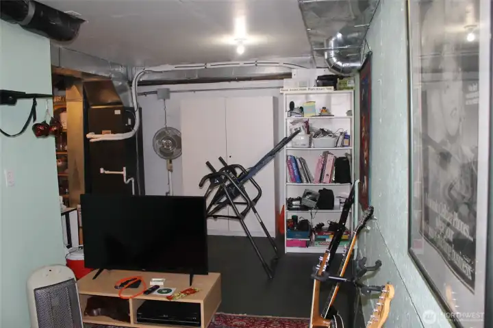 Lower Level unfinished room for ????