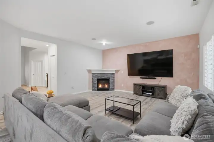 Open living space with a clear view into the kitchen, offering a comfortable and inviting layout.