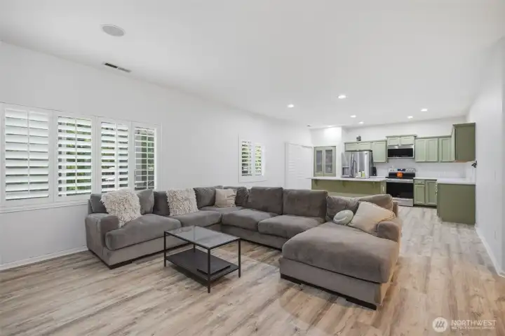 Open living space with a clear view into the kitchen, offering a comfortable and inviting layout.