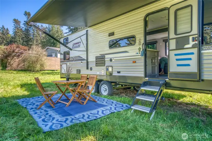 Enjoy easy outdoor living with this comfortable, turnkey setup.