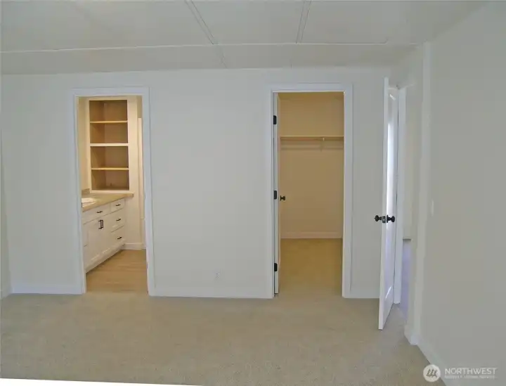 primary bedroom w/bath and walk in closet