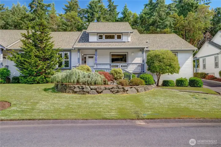 Could this be the easiest move you'll ever make?  Immaculate, one-level living with all the comfort you've been searching for.