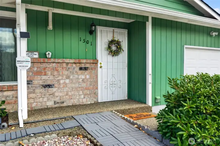 Nice path making easy access to enter home. Nice path making easy access to enter home.