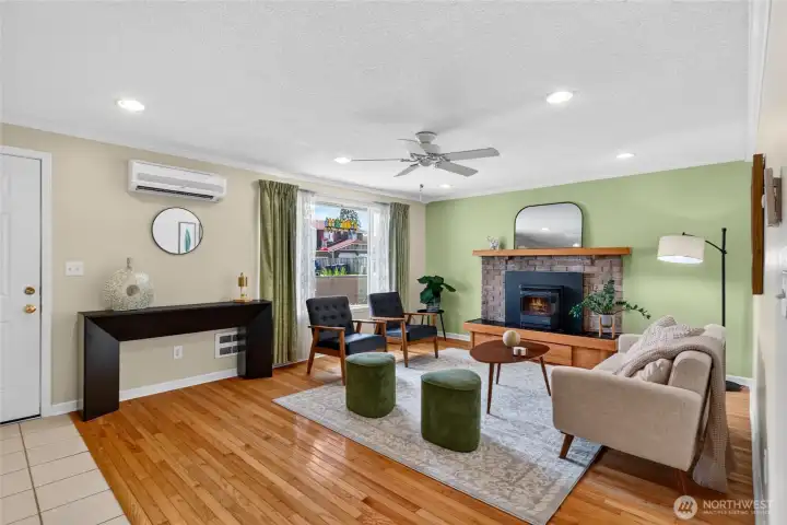 Welcome home, move-in ready. Well cared for Welcome home, move-in ready. Well cared for