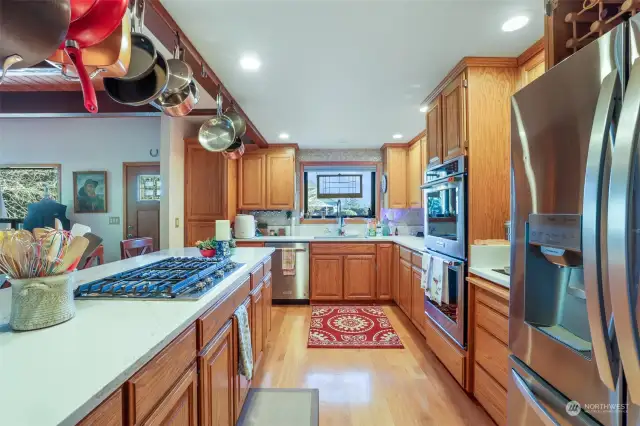 High end kitchen, appliances and quartz countertops