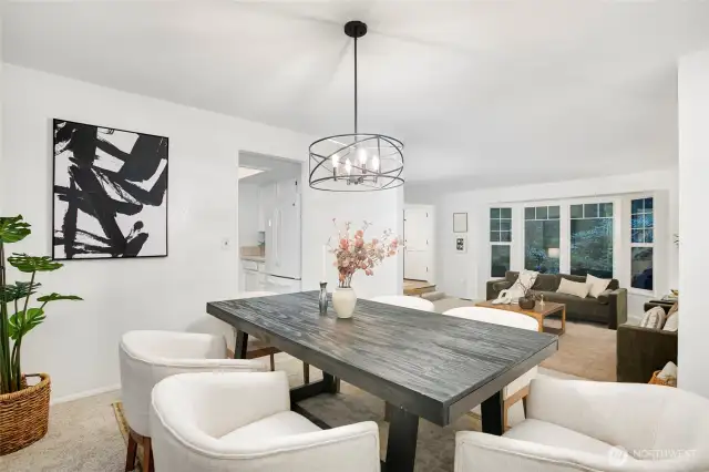Formal dining room w. large bay windows