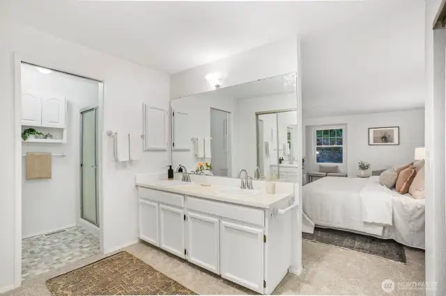 Primary bedroom w/ ensuite bath