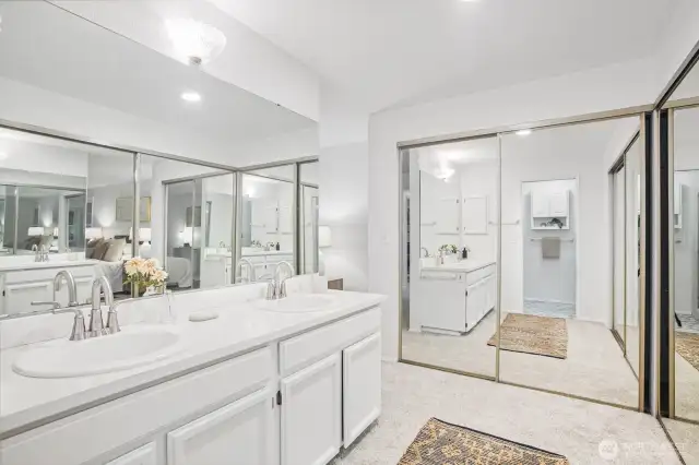 Primary bedroom w/ ensuite bath