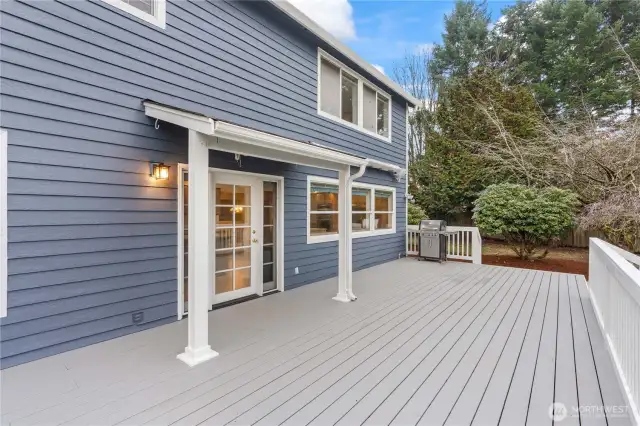 Massive deck for entertaining!