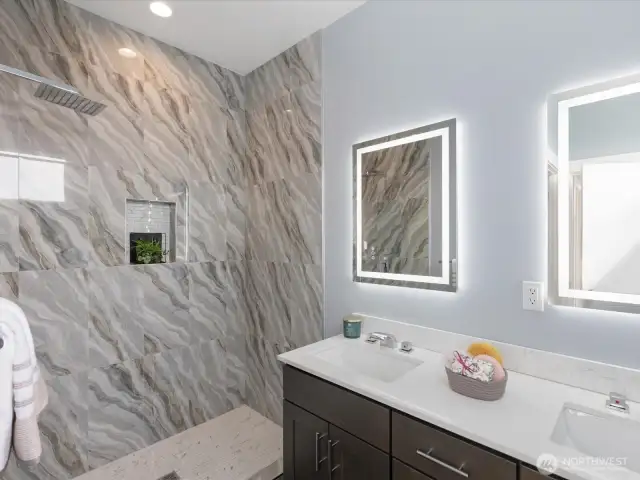 Primary en suite.