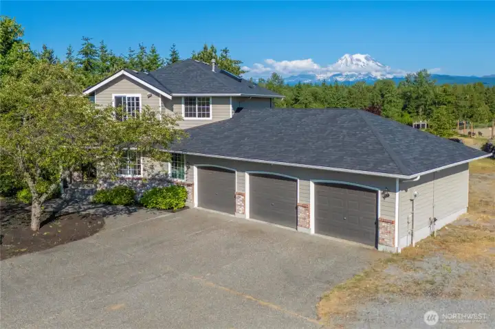 Serene home in Graham with Mt. Rainier as your backdrop.