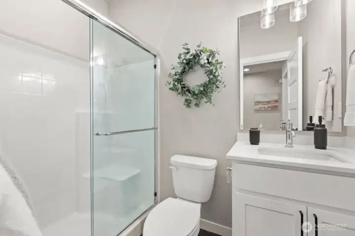 Photographs are for illustrative purposes only. Features, finishes, interior/exterior colors, landscaping and floorplan shown may vary from actual homes built