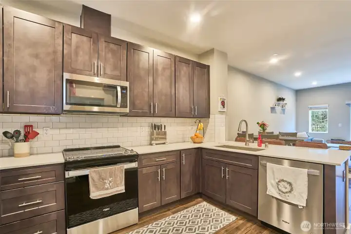 Stunning Grayson Square resale. Well maintained move in ready!