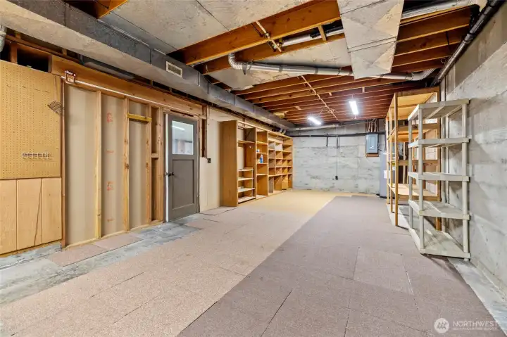 Just look at all this storage! Use as a workshop, craft room or turn it into extra living space.