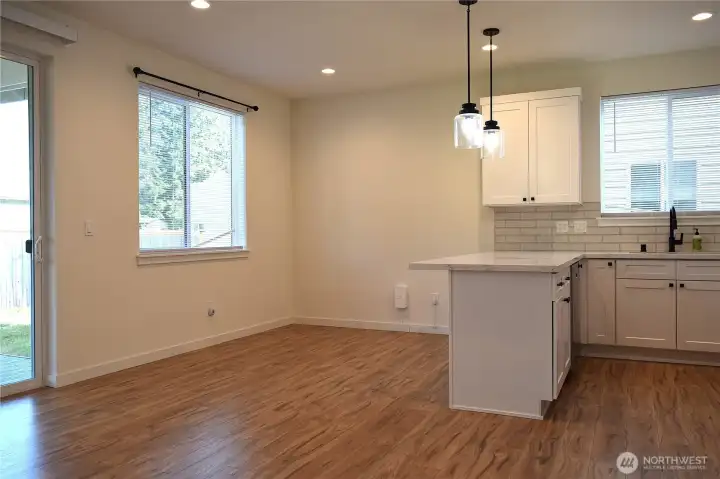 Dining room & large chef island Dining room & large chef island