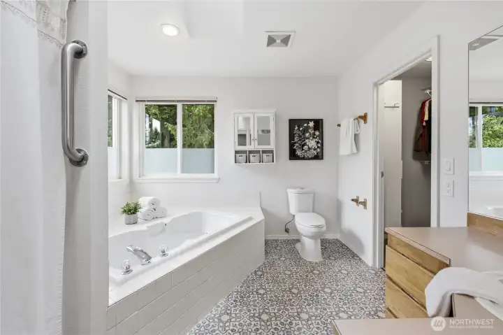 Ensuite Bath - Soaking Tub, Shower, Walk-in Closet Ensuite Bath - Soaking Tub, Shower, Walk-in Closet