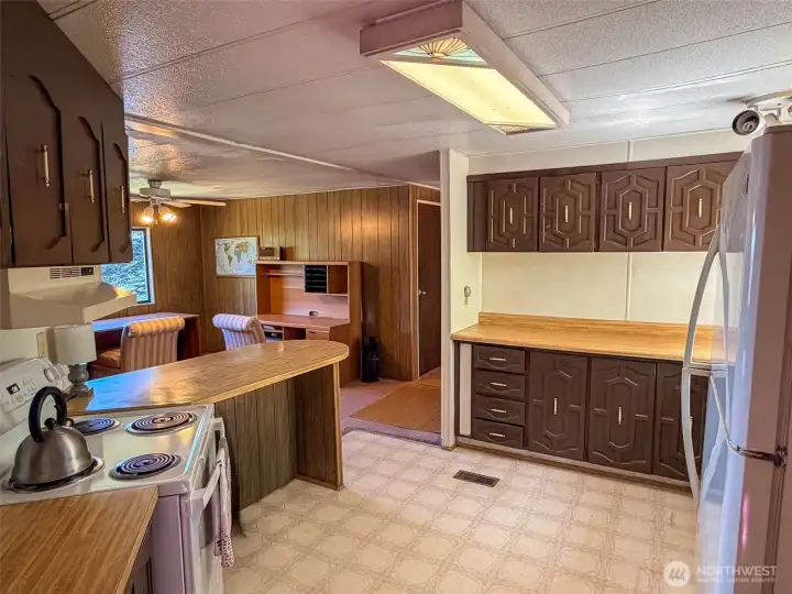 Lot's of room and breakfast bar